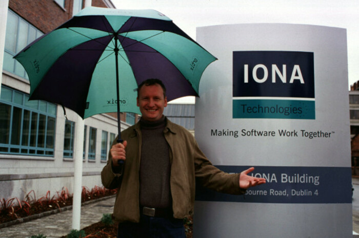 ANNRAI O TOOLE IONA COMPUTER INDUSTRY IN IRELAND INFORMATION TECHNOLOGY SOFTWEAR COMPANIES PORTRAIT LANDSCAPE BAD WEATHER UMBRELLAS