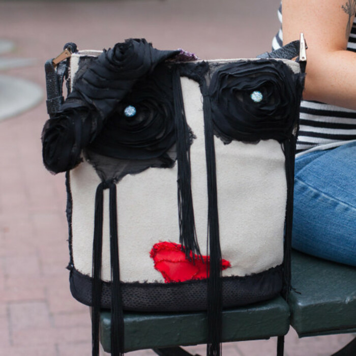 iBag2-red-lips-on-bench