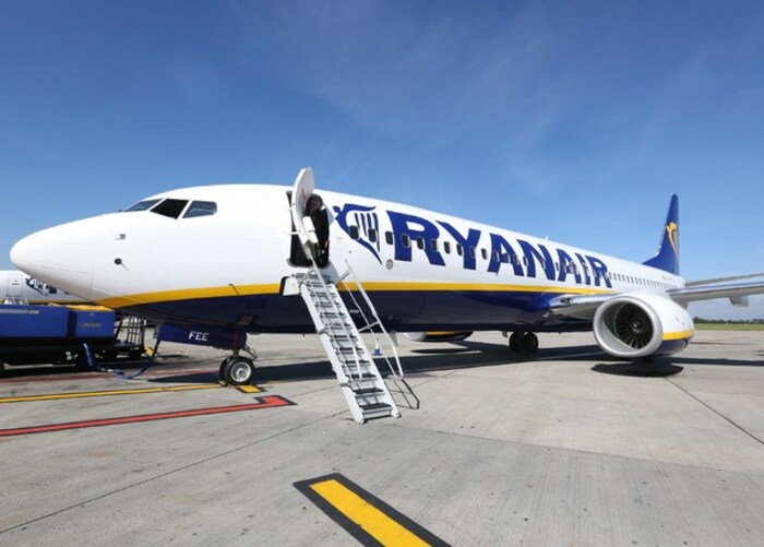 ryanair plane 3 rolling sam boal