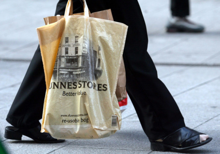 PLASTIC BAGS LEVYS DUBLIN CITY SCENES SHOPPERS PEOPLE ENVIRONMENTAL CONCERNS ISSUES