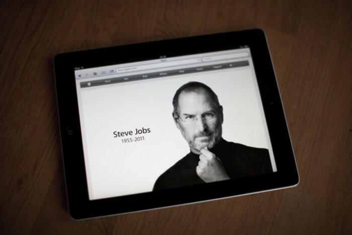 Steve Jobs dies