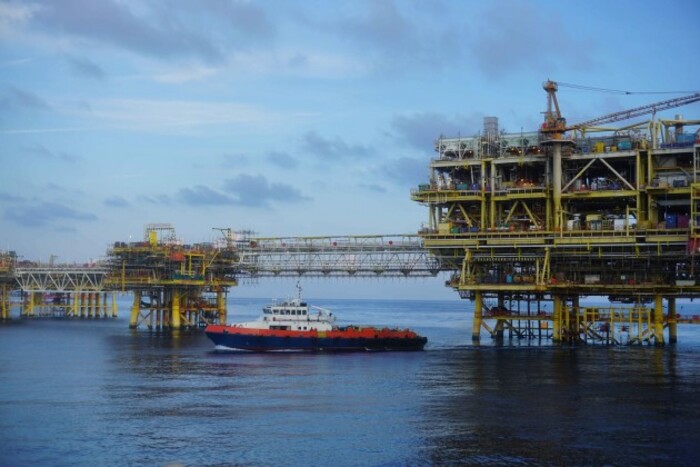 Oil Rig and Service Vessel_693111070-Compressed