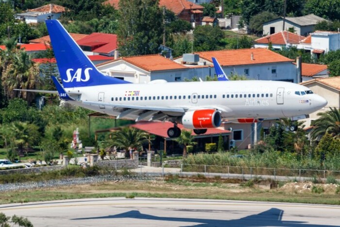 sas-scandinavian-airlines-boeing-737-700-airplane-skiathos-airport